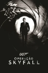 Claro,aqui está uma descrição concisa da imagem:Um homem de terno caminha por um túnel escuro,com um cenário em tons de cinza. O clima geral é sombrio e misterioso.