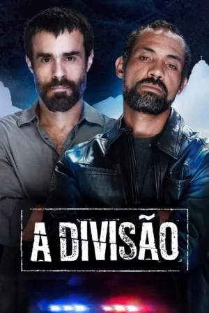 Dois homens barbudos, um em camisa e outro em jaqueta de couro, se posicionam contra um fundo urbano escuro e nebuloso. Luzes de sirene de polícia são visíveis na parte inferior. Clima intenso.