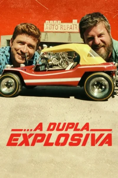 Dois homens sorridentes se inclinam atrás de um buggy vermelho com capota amarela, em frente a uma oficina com fundo vermelho. Clima cômico.