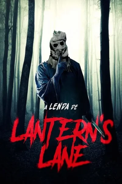 Figura sinistra com máscara de caveira e capuz, fazendo shhh com o dedo, segurando uma faca em floresta escura. Clima de terror.