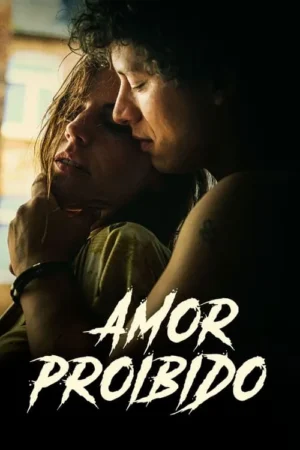 Um casal abraçado, num clima sombrio e íntimo. Ele a beija no pescoço. Ela parece vulnerável.