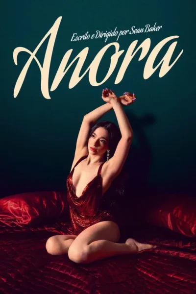 Claro, aqui está uma descrição concisa da imagem para ser usada como texto alternativo (alt text) para acessibilidade: Uma mulher com um vestido vermelho senta-se numa cama vermelha escura contra um fundo verde-escuro. O clima é misterioso e sensual.