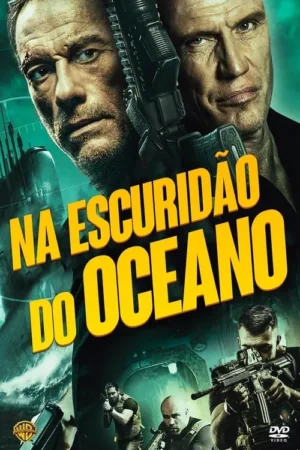 > Dois homens severos, possivelmente soldados, se destacam em primeiro plano, armados em um cenário subaquático sombrio e ameaçador, com outros soldados visíveis ao fundo. O clima é tenso e cheio de ação. Espero que isto ajude!