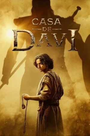 Um jovem de vestes antigas com funda, olha para o espectador. Atrás, uma imensa silhueta de guerreiro com espada. Pôster dourado e épico.