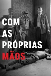 Imagem em preto e branco de uma cena de crime com um corpo no chão. Três homens observam o corpo. A atmosfera é sombria e tensa.