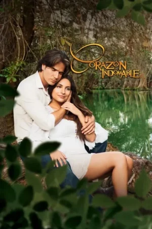 Pôster: Casal em abraço romântico em cenário natural, com árvores frondosas e um lago sereno ao fundo. Clima de romance.