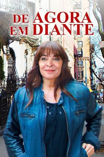 Pôster com mulher sorridente de jaqueta jeans no centro, fundo urbano com prédios e escadas de incêndio. Clima otimista.