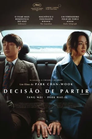 Homem de terno com olhos fechados e mulher de casaco azul, séria, algemados no banco de trás de um carro. O mar aparece ao fundo, criando um clima tenso.