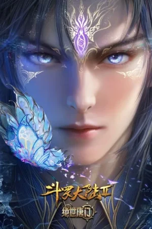 Claro, aqui está uma legenda concisa para o pôster de filme ou série: Um close-up de um homem com marcas faciais intricadas e olhos azuis brilhantes. Uma borboleta azul cintilante está perto de seu rosto. A atmosfera geral é fantástica e misteriosa.