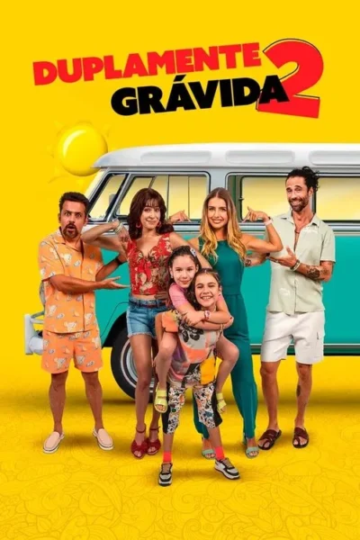 Pôster vibrante: 2 homens, 2 mulheres e 2 meninas sorridentes em frente a uma Kombi azul e sol em fundo amarelo. Atmosfera cômica familiar.