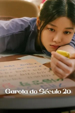 Uma jovem deitada sobre uma mesa, segurando um objeto amarelo, com cartas espalhadas ao redor. Expressão séria, ambiente interno.