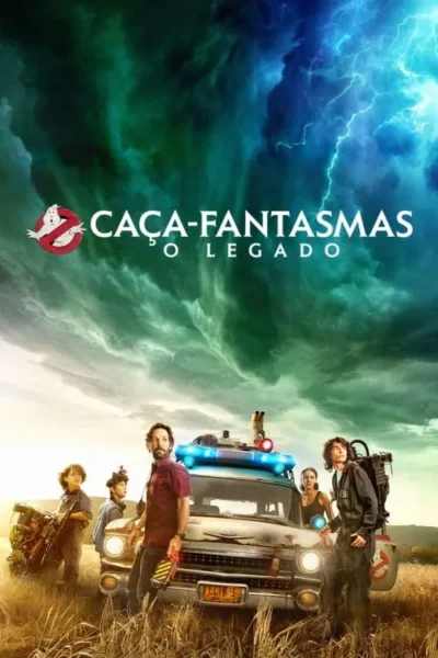 Um grupo de caçadores de fantasmas está em um campo diante de um carro antigo modificado, com uma tempestade de raios ameaçadora no céu atrás deles. Tem um clima sombrio e assustador.