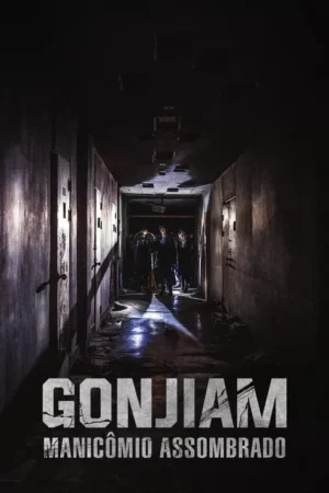 Corredor escuro e decrépito de um prédio abandonado. Um grupo de pessoas no fundo ilumina o caminho com lanternas. Clima de suspense e terror.