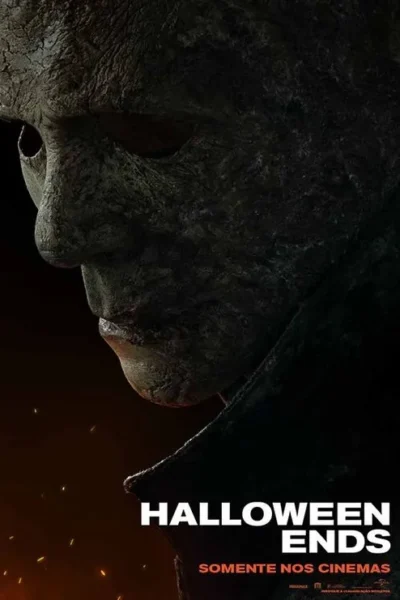 Close-up de um vulto usando máscara branca antiga e desgastada, olhando para baixo. Fundo escuro com brilho laranja e fagulhas. Clima de terror.