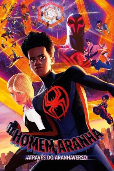 Pôster de filme animado com vários personagens de Homem-Aranha em um cenário vibrante e colorido. Um Homem-Aranha negro e uma mulher loira em traje de Homem-Aranha estão em primeiro plano. O fundo mostra vários outros personagens do Homem-Aranha e um portal multiversal.