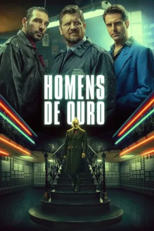 Três homens sérios no topo. Abaixo, um homem de sobretudo desce escadas grandiosas em um cofre com luzes neon. Clima misterioso.