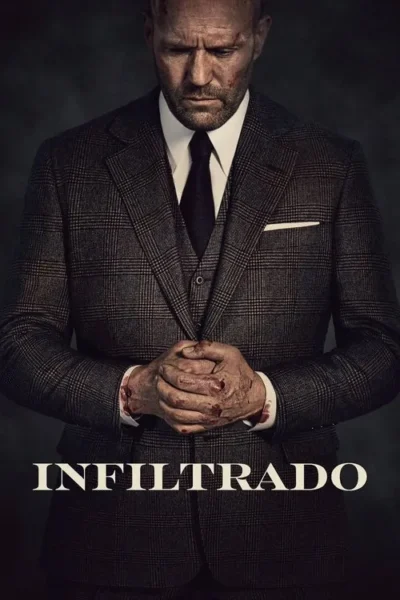 Um homem em um terno cinza com as mãos ensanguentadas está em pé, com os olhos para baixo. O tom geral é sombrio e tenso.