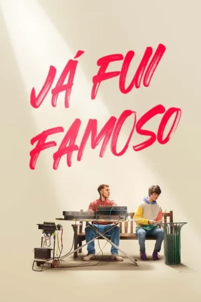 Dois jovens num banco, um toca teclado e o outro percute uma lixeira. Fundo bege claro com luz diagonal. Clima musical e descontraído.