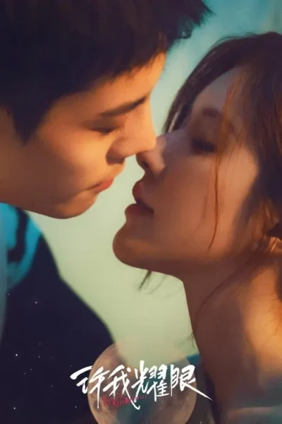 Casal se aproxima para um beijo sob um céu noturno azul com uma lua cheia. Clima romântico e sonhador.