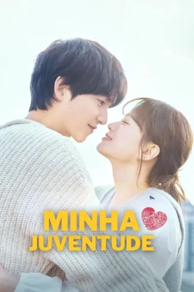 Jovem casal asiático se abraça, trocando olhares carinhosos sob luz brilhante. Ele sorri, ela o admira. Clima romântico e terno.