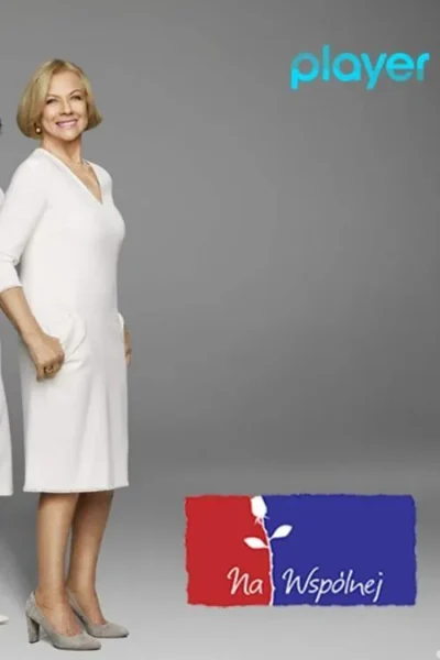 Mulher loira de vestido branco sorrindo no centro, com outra pessoa à esquerda. Fundo cinza. Clima leve e amigável.