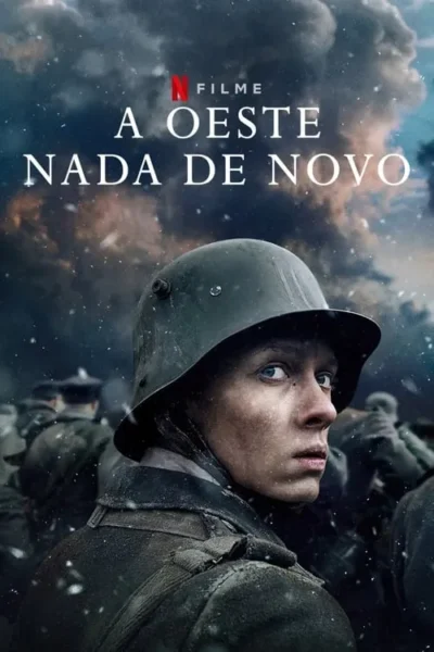 Jovem soldado sujo com capacete, olhos azuis intensos, em meio a outros soldados na neve sob um céu escuro e ameaçador.