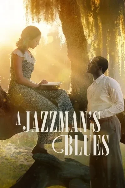Um casal sentado em um galho de árvore grande, sob a luz dourada do sol poente. A mulher lê um livro. Um clima romântico e nostálgico.