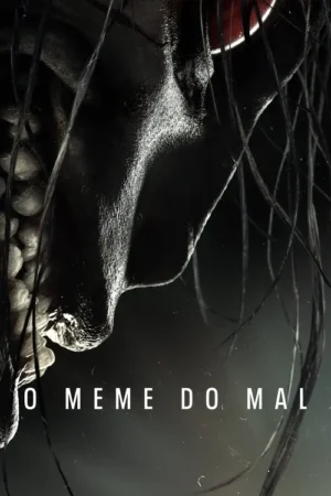 Close-up de uma criatura grotesca com dentes e cabelos longos escuros, fundo escuro e atmosfera sombria.