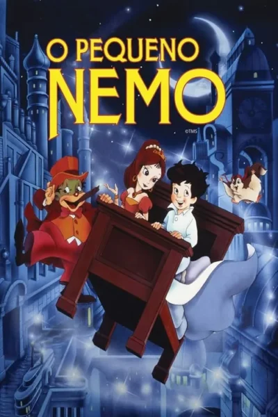 Pôster de animação. Um menino, uma menina, uma criatura e esquilos voam em uma cama sobre uma cidade noturna e mágica.