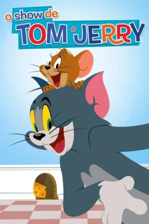 Tom, um gato cinzento, com Jerry, um rato castanho, sobre seus ombros, em um cenário de piso xadrez. Um buraco de rato com queijo está visível ao fundo. O clima é alegre.