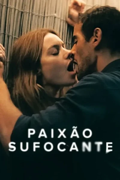 Casal em close-up se beija intensamente. Mulher de olhos fechados e boca aberta, homem com barba. Fundo de parede escura e texturizada.