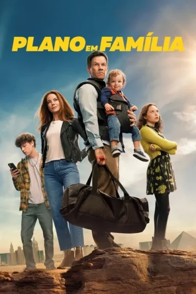 Uma família de cinco pessoas, incluindo um bebê, em uma paisagem desértica, em um dia ensolarado. Um homem carrega uma mala. Há uma cidade ao fundo.