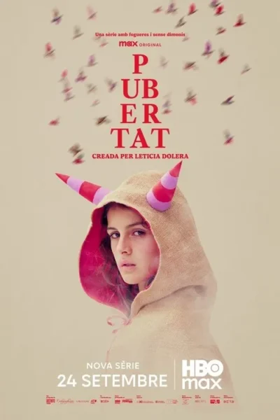 Jovem com capuz rústico de forro rosa e chifres listrados. Olhar direto. Fundo bege com pássaros borrados voando. Clima misterioso.