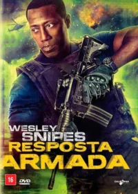 Um homem com roupa de combate segura um rifle,com um helicóptero e explosões ao fundo. Um visual intenso e de ação.