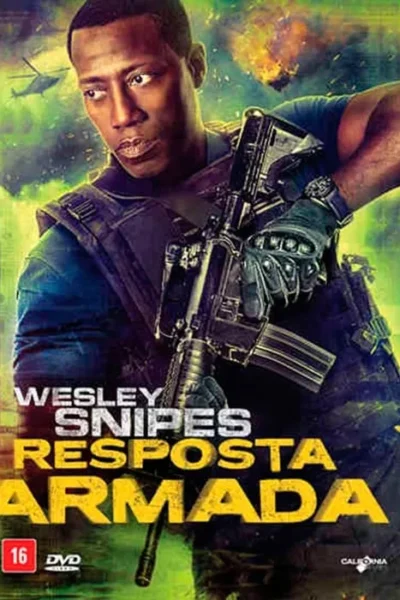 Um homem com roupa de combate segura um rifle, com um helicóptero e explosões ao fundo. Um visual intenso e de ação.