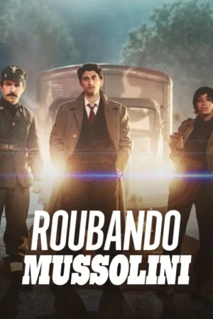Três personagens de pé: um militar, um homem de sobretudo e uma mulher. Fundo nebuloso com um veículo e intensa luz central, criando um clima histórico.