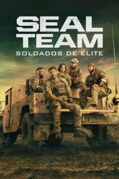 Equipe de 5 militares (4 homens, 1 mulher) em uniforme tático, sentados em veículo robusto num deserto ao pôr do sol.