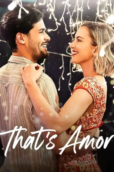 Casal feliz se abraça e sorri, olhando um para o outro, sob luzes cintilantes em fundo escuro. Clima romântico.