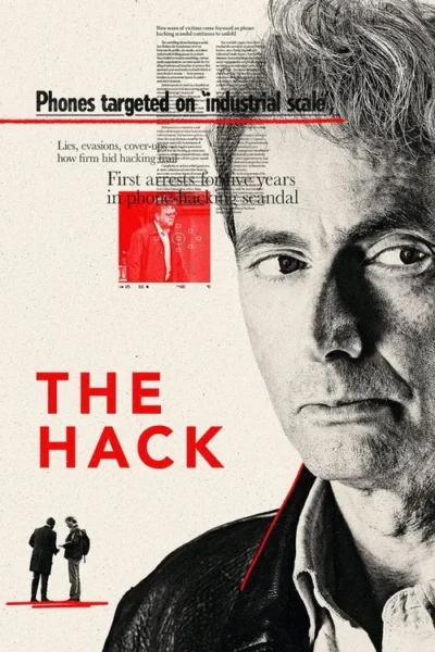 Close-up de um homem sério sobre um fundo de jornal com a frase The Hack em vermelho. Imagens menores mostram uma investigação e duas pessoas conversando. Atmosfera sombria e misteriosa.