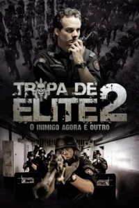 Um pôster de filme com um oficial de polícia no centro,segurando um rádio enquanto um grupo de policiais armados está em segundo plano e no fundo. Um clima tenso e sombrio.