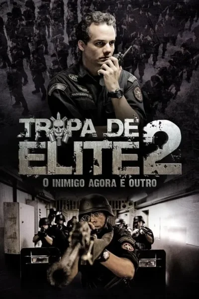 Um pôster de filme com um oficial de polícia no centro, segurando um rádio enquanto um grupo de policiais armados está em segundo plano e no fundo. Um clima tenso e sombrio.