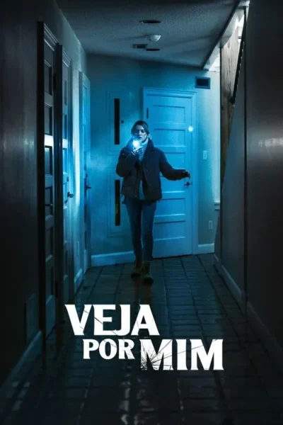 Mulher caminha por um corredor escuro, usando uma luz azul intensa para iluminar o caminho entre as portas. Clima sombrio.