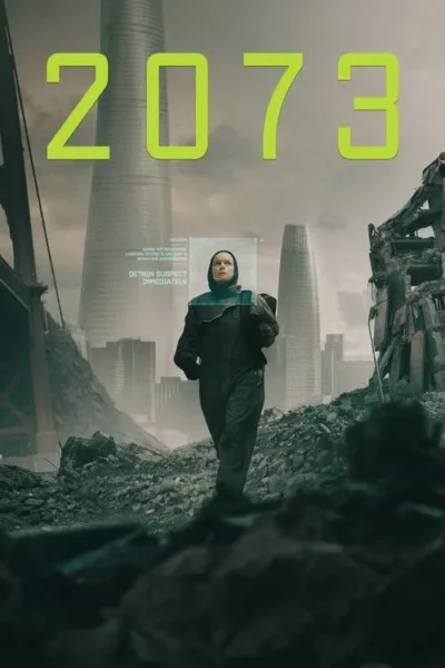 Mulher em traje escuro caminha sobre escombros, marcada como suspeita por IA. Ao fundo, arranha-céus futuristas e ruínas. O ano 2073.
