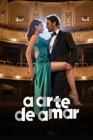 Casal elegante se abraça num teatro ornamentado. Mulher de vestido verde, perna levantada, segura arma. Homem de terno a segura. Clima de romance e tensão.