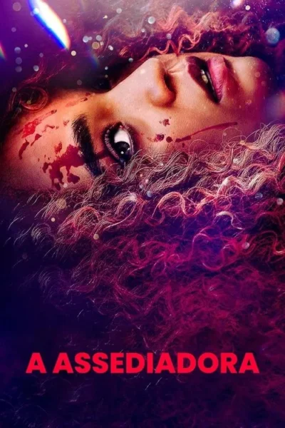 Rosto de mulher com cabelo cacheado magenta e gotas de sangue, olhando assustada para cima. Fundo escuro com brilhos.