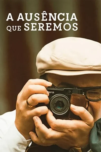 Homem de boné e óculos segura câmera fotográfica vintage perto do rosto. Foco nas mãos com aliança. Tons sépia e fundo desfocado.