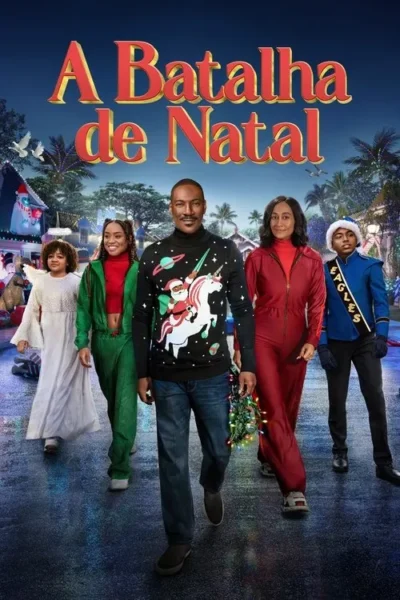 Família sorridente de 5 pessoas caminha por uma rua iluminada com decorações de Natal tropicais. O pai veste um suéter natalino com unicórnio.