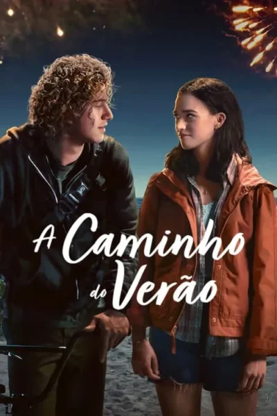 Um jovem casal na praia à noite, fogos de artifício no céu. Ele, com cachos, a olha; ela sorri de volta. Clima romântico.