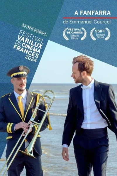 Na praia, um músico de uniforme militar com trombone encara um homem de terno e gravata borboleta. Céu azul e mar calmo.