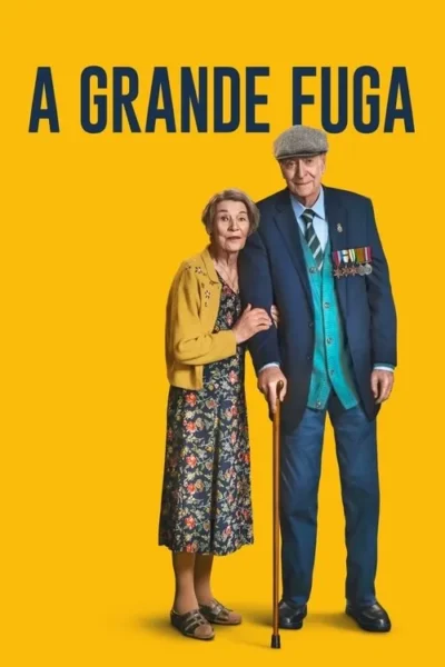 Um casal idoso elegante em um fundo amarelo vibrante. Ela usa vestido floral; ele, terno azul, boina, medalhas e bengala.